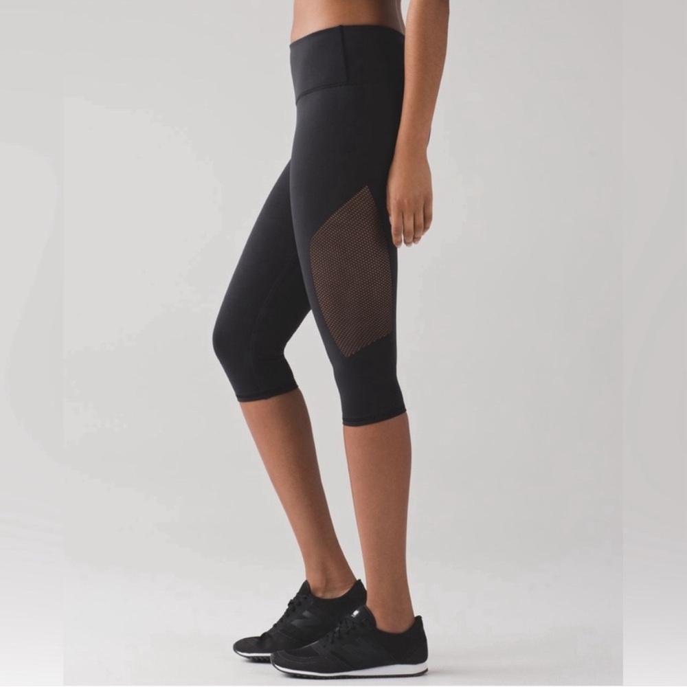 Lululemon Reveal Crop 15" Black Size Small